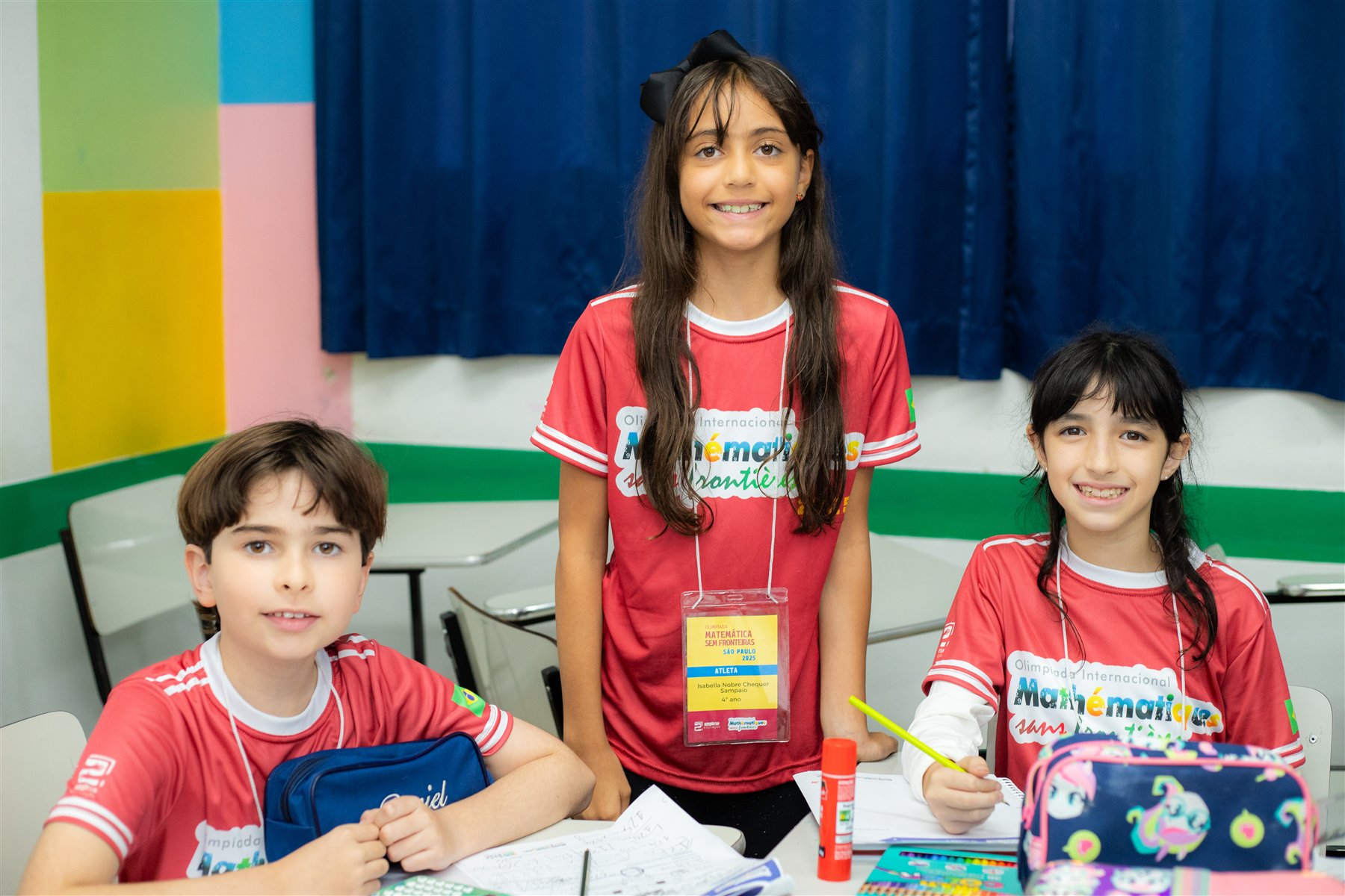 Três estudantes participando de uma atividade de matemática