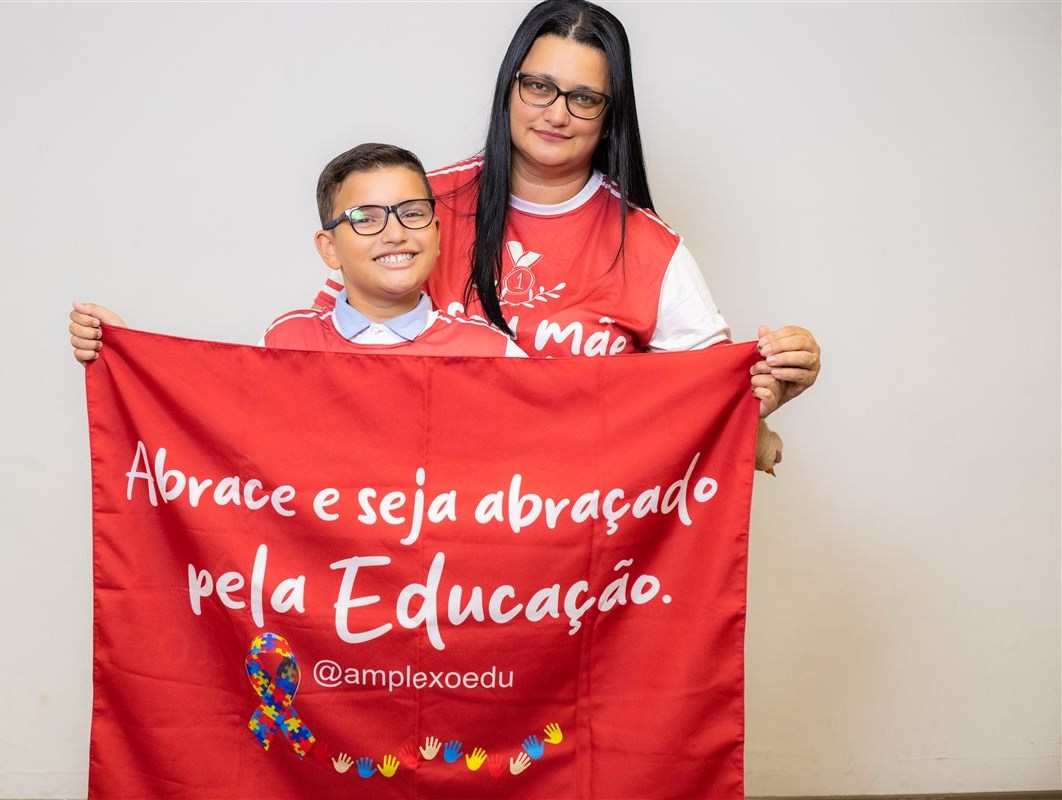 Família reunida com a mensagem Abrace e seja abraçado pela Educação
