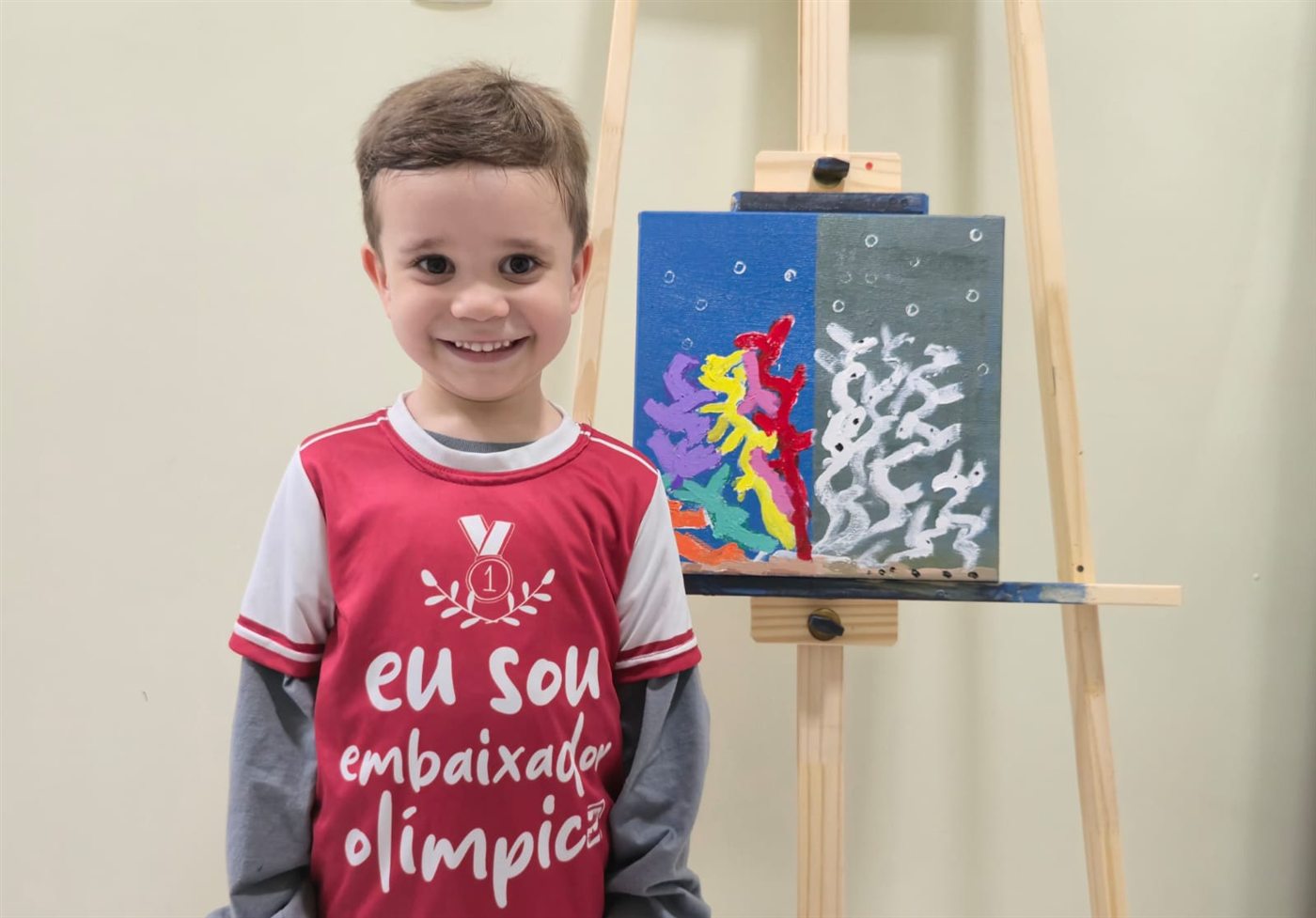 Criança apresentando uma criação artística