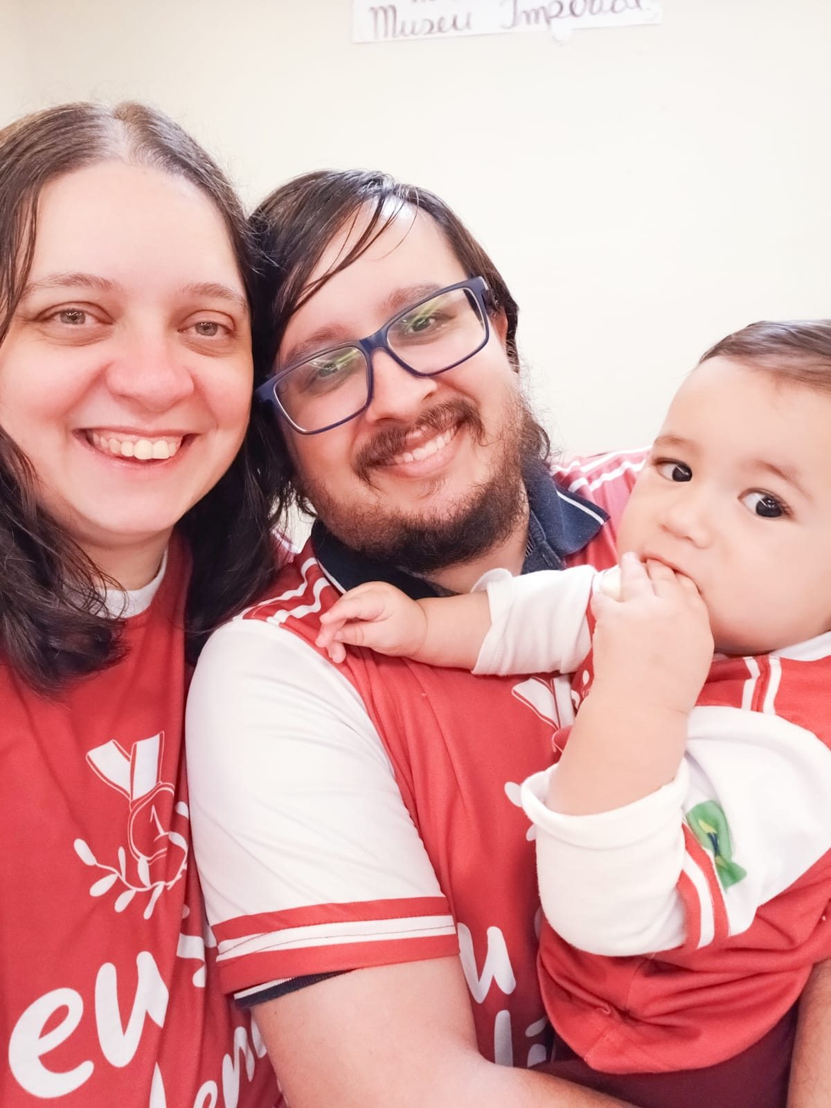 Família vestindo a camisa da Amplexo