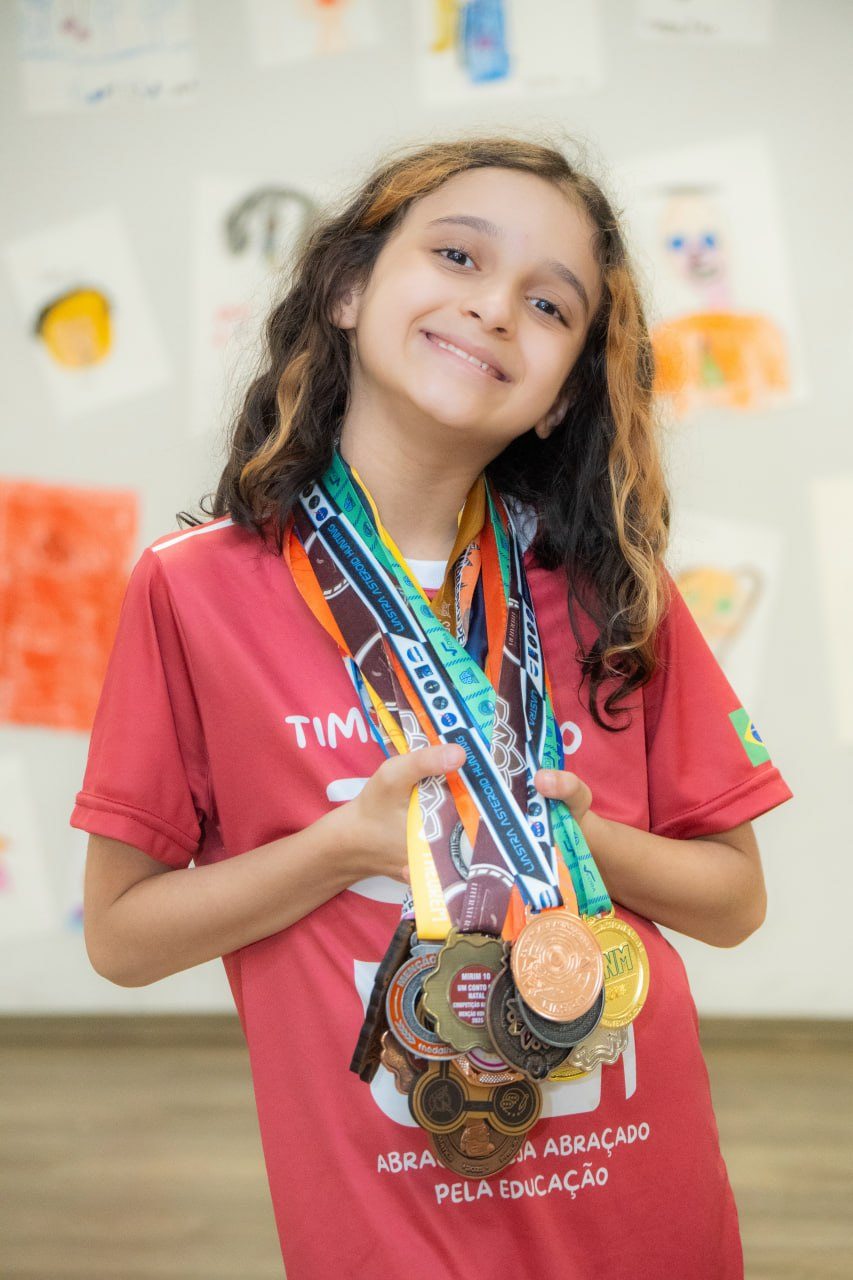 Estudante da Amplexo celebrando suas medalhas