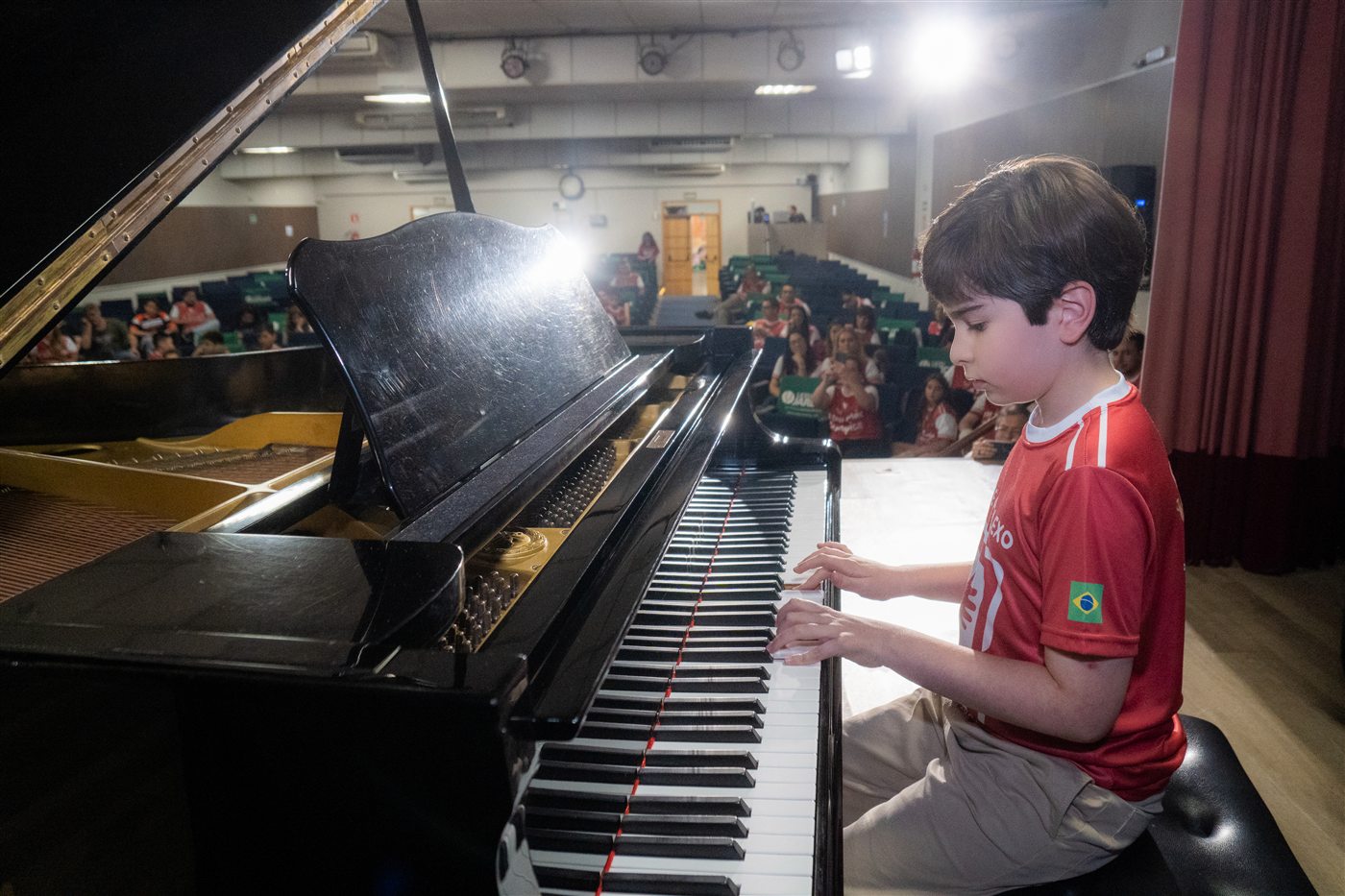 Estudante da Amplexo tocando piano