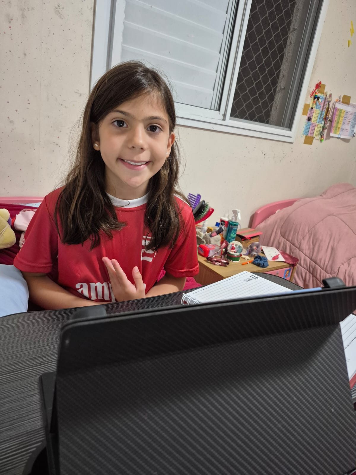 Estudante participando de uma atividade on-line