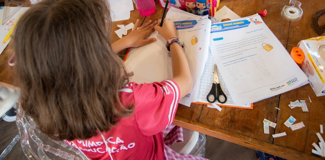 Estudante da Amplexo realizando uma atividade criativa