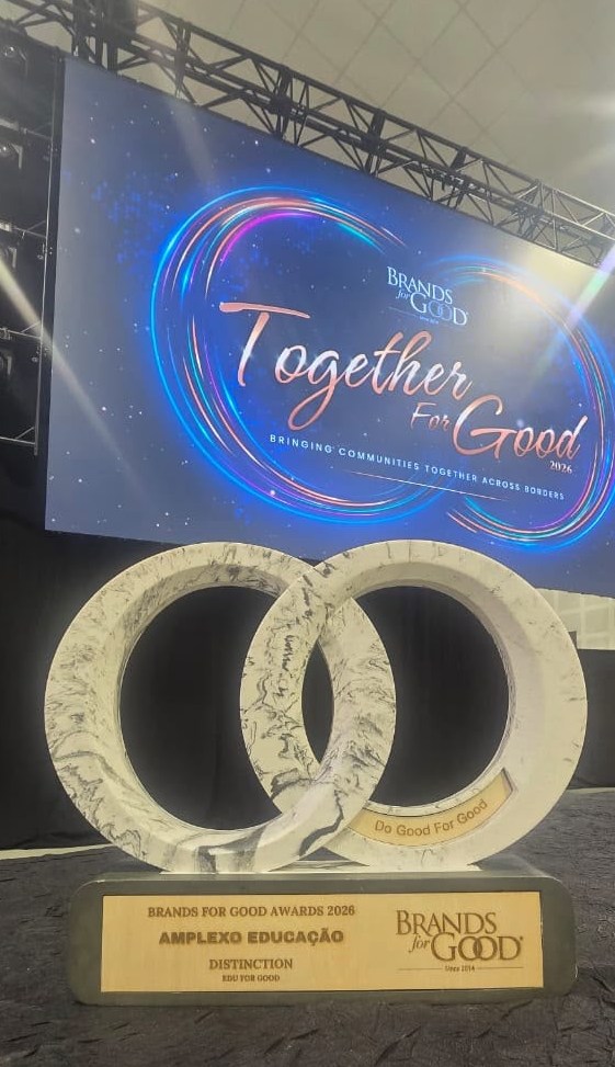 Troféu Brands For Good Awards 2026 diante do telão da cerimônia